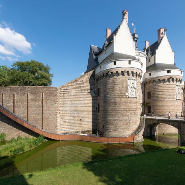 tact-architectes-paysage-glisse-chateau-des-ducs-de-bretagne-nantes-le-voyage-a-nantes-martin-argyroglo---lvan-scaled-1.jpg